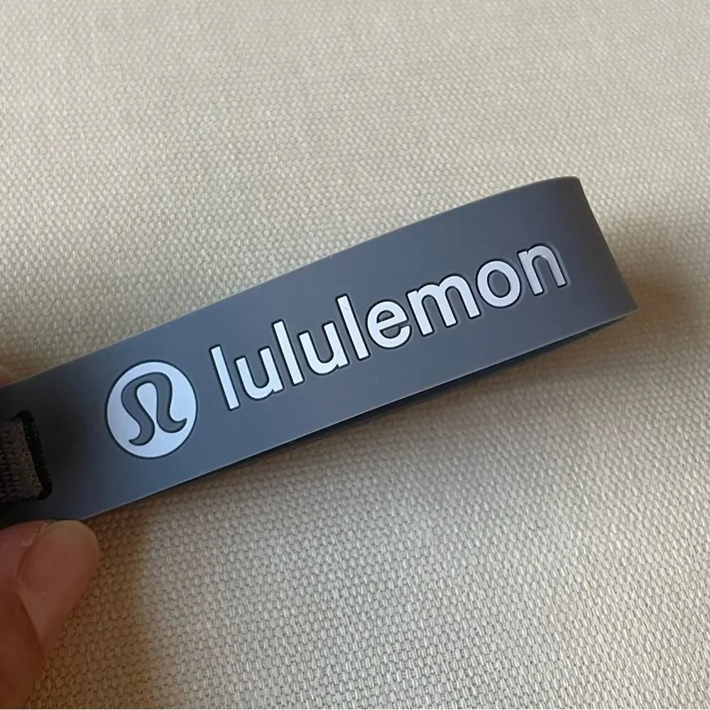 Lululemon silicone keychain - Solar Grey/Starch Blue